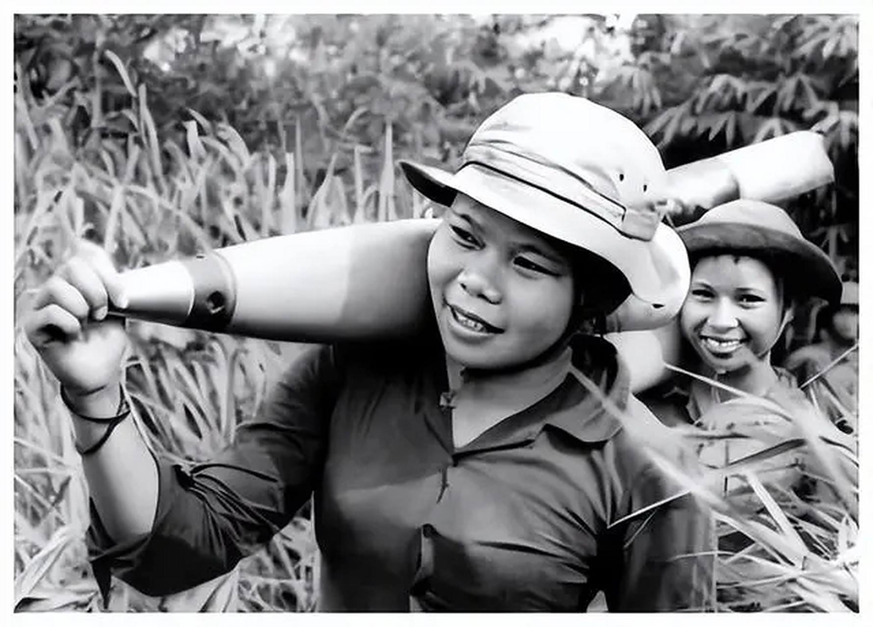 黄干宗:只因太帅而被越南女逃兵俘虏,被囚禁山洞13年做夫妻  1979年
