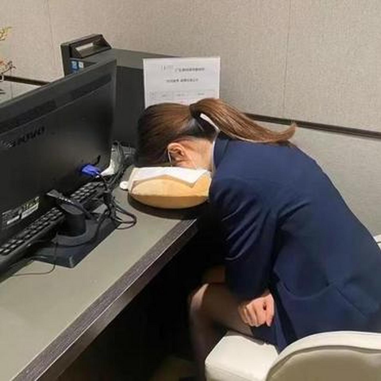 女同事在老板办公室待了一个多小时,回来就一直睡,怎么了?