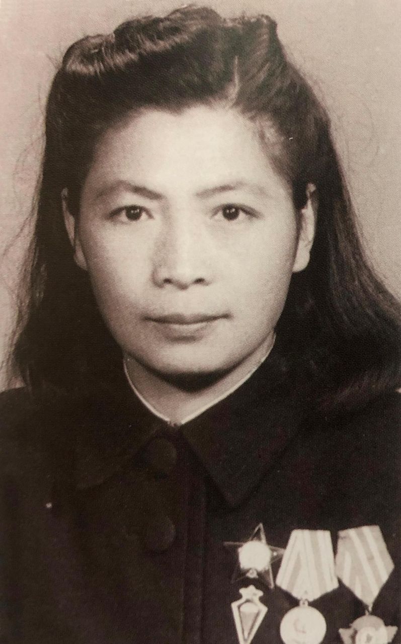 1952年王一知(周保中夫人,1916.12.23-1987.11.26)肖像照,她佩戴红星