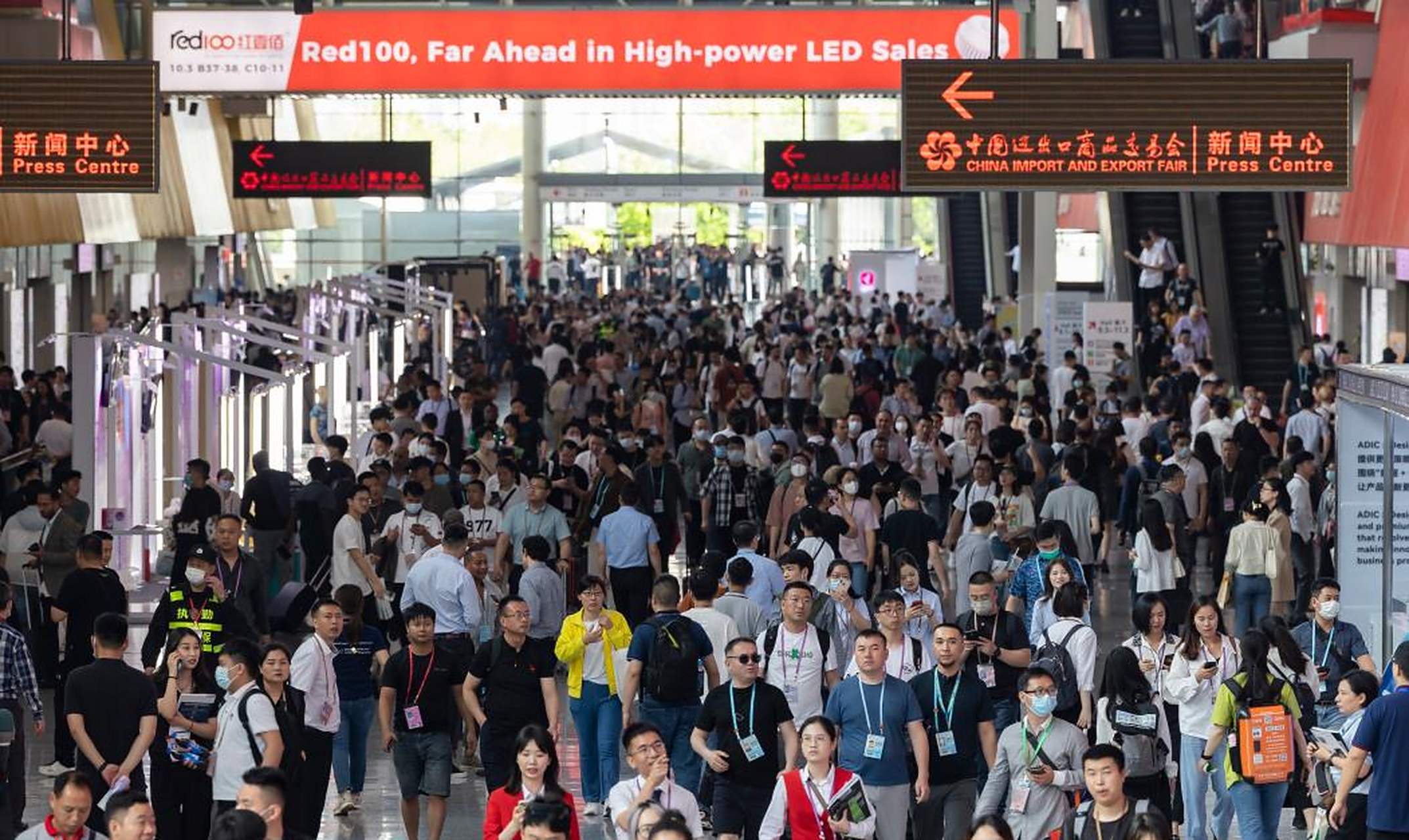 昨天,第133届广交会开展第2日,展馆熙熙攘攘,人潮涌动.