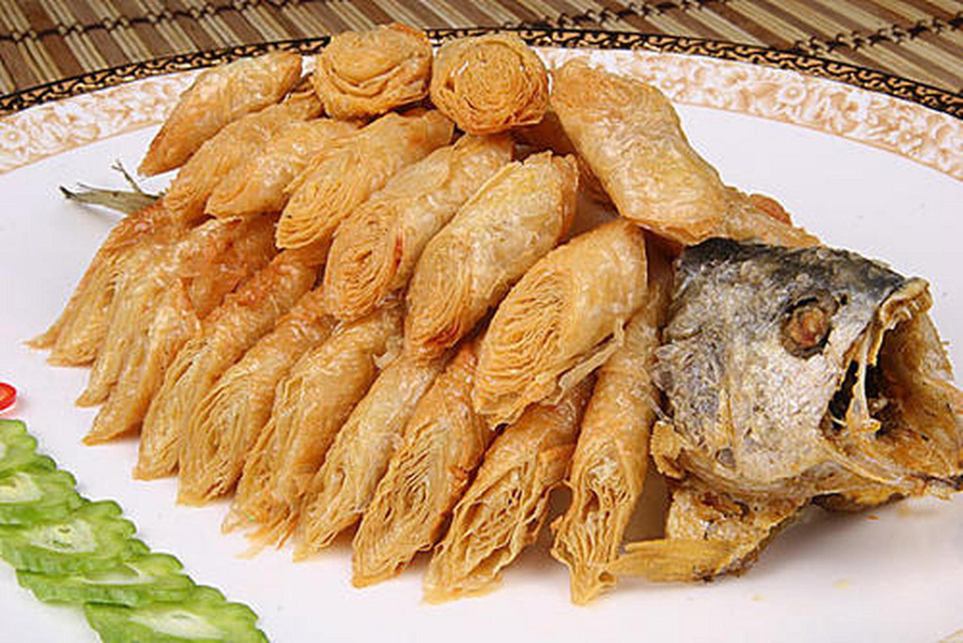 4月放肆吃#腐皮包黄鱼:腐皮包黄鱼是一道有着百年历史的名菜,它是以