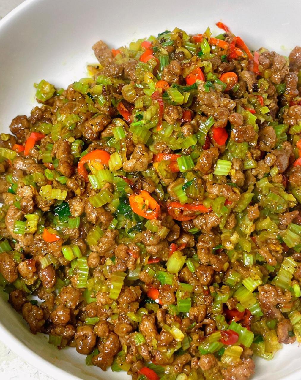 芹菜牛肉沫姜蒜小米辣 调料:生抽老抽料酒蚝油黑胡椒粉盐 1