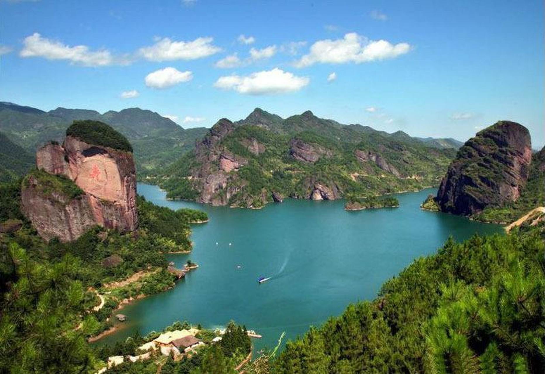 九仙湖风景区位于江西省上饶市广丰县东北部的铜拔山风景区其中的精华