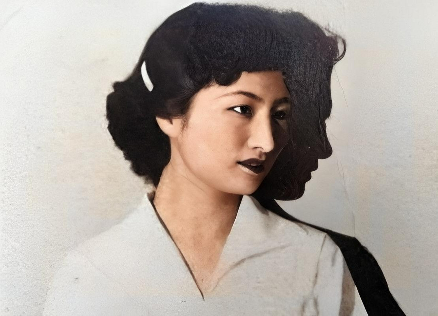 她的名字叫张春莲,是一位美丽的军事特工,隐姓埋名30年,在去世前向