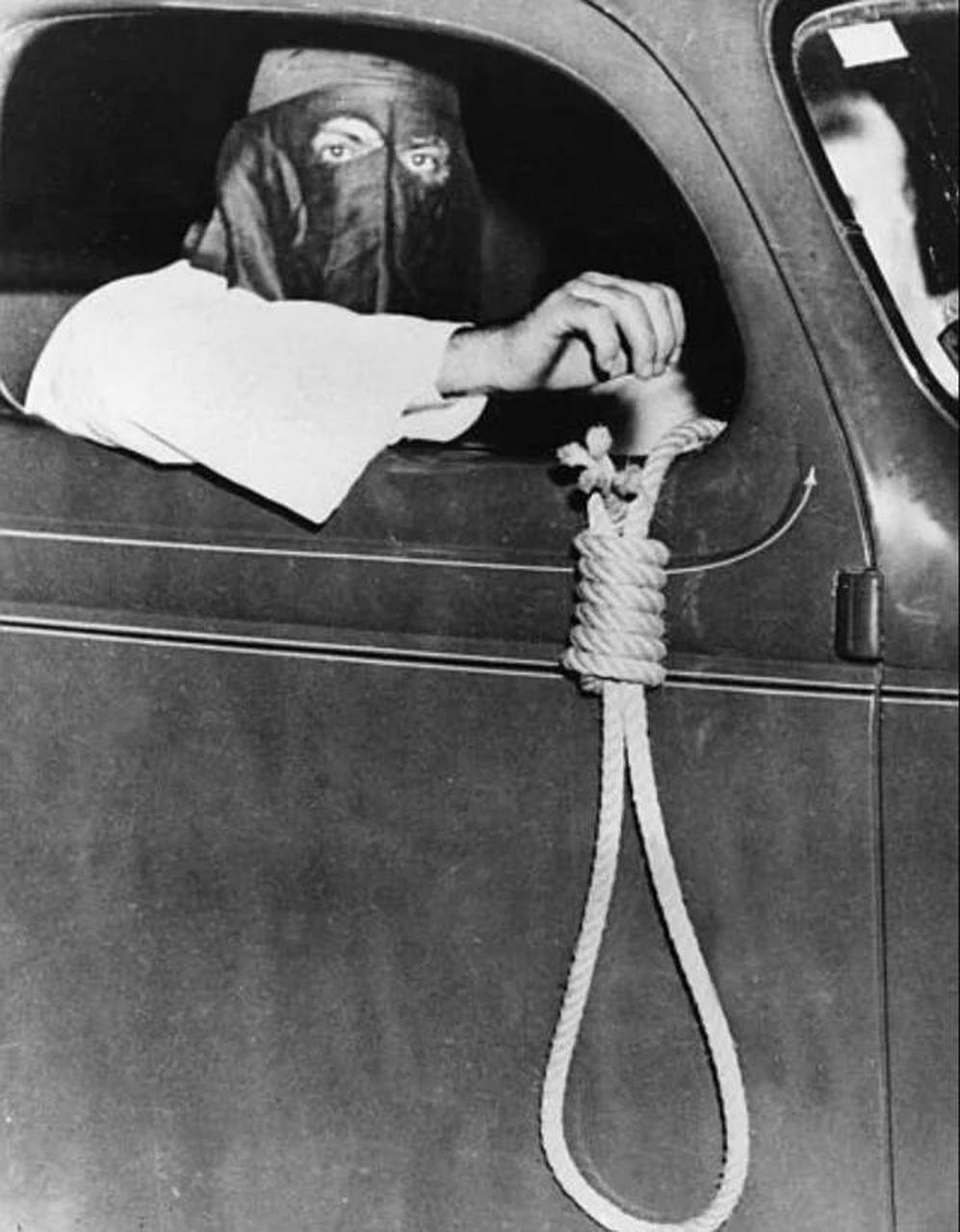 一名三k党成员,在车上悬挂着一个绞索,以恐吓非裔美国人参加即将到来