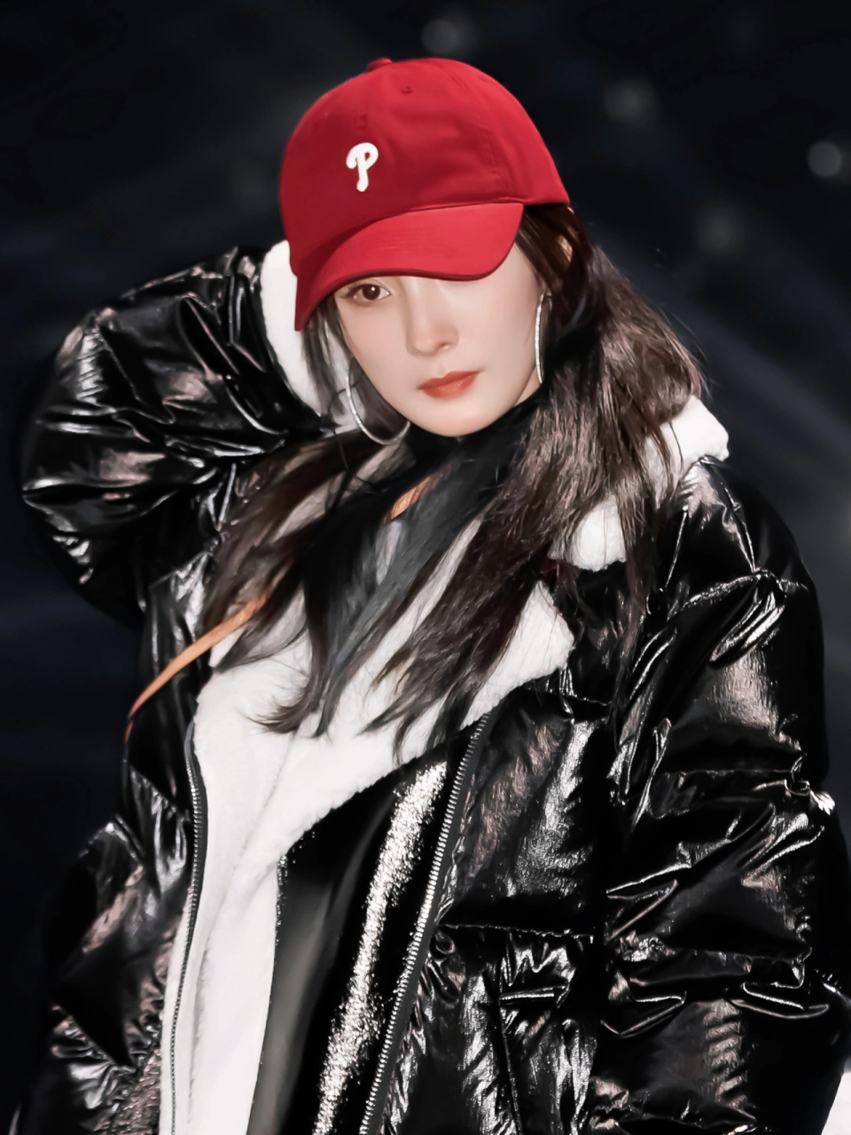 杨幂甜酷保暖穿搭  头戴棒球帽,身着撞色羊羔毛与漆皮羽绒交融的外套