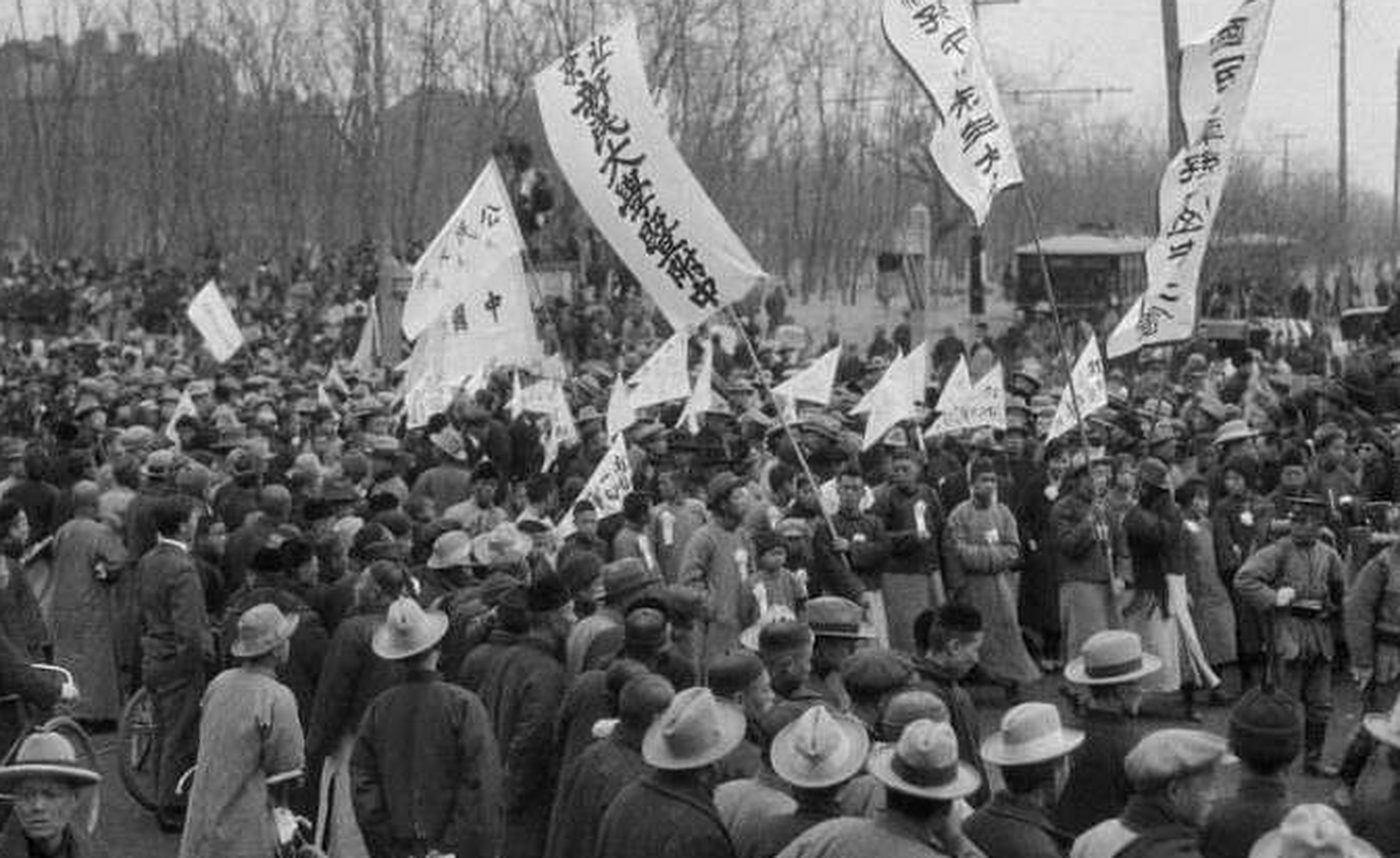 五四运动发生后,北洋政府严厉镇压,矛盾对准蔡元培  北洋政府要求各校