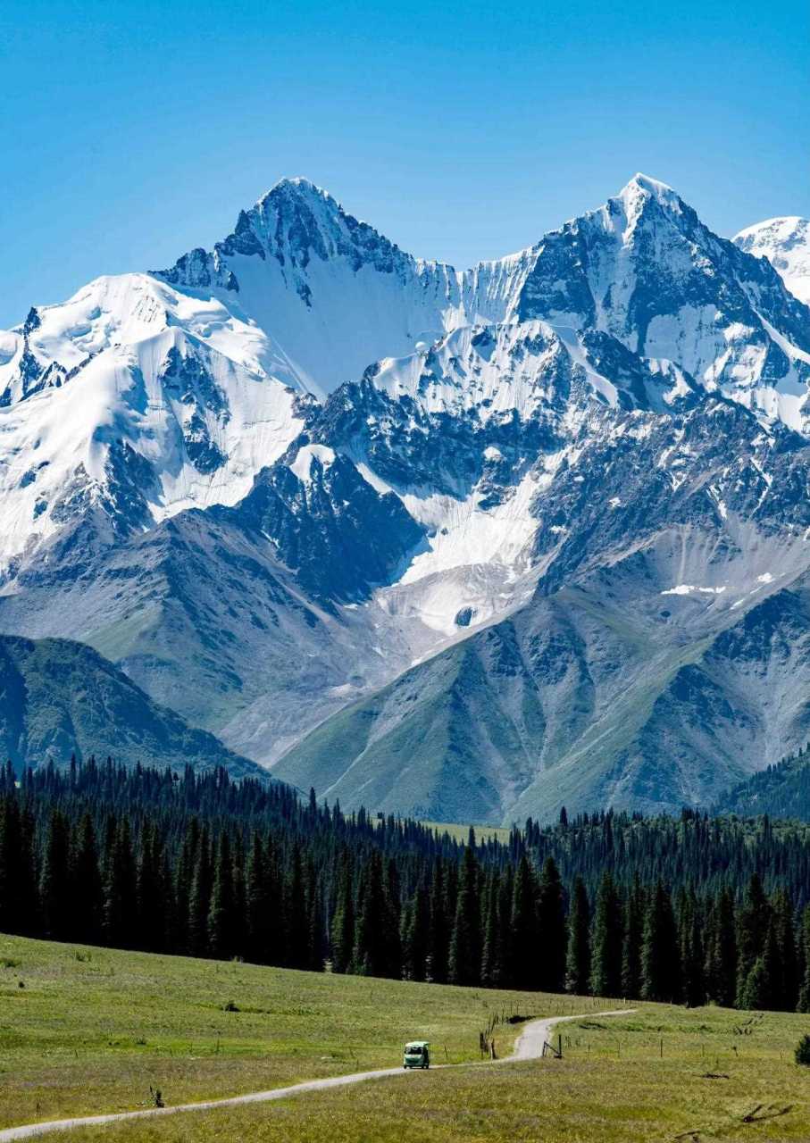 跨越天山南北,西天山最高峰,木扎尔特冰川  (图片来自网络)