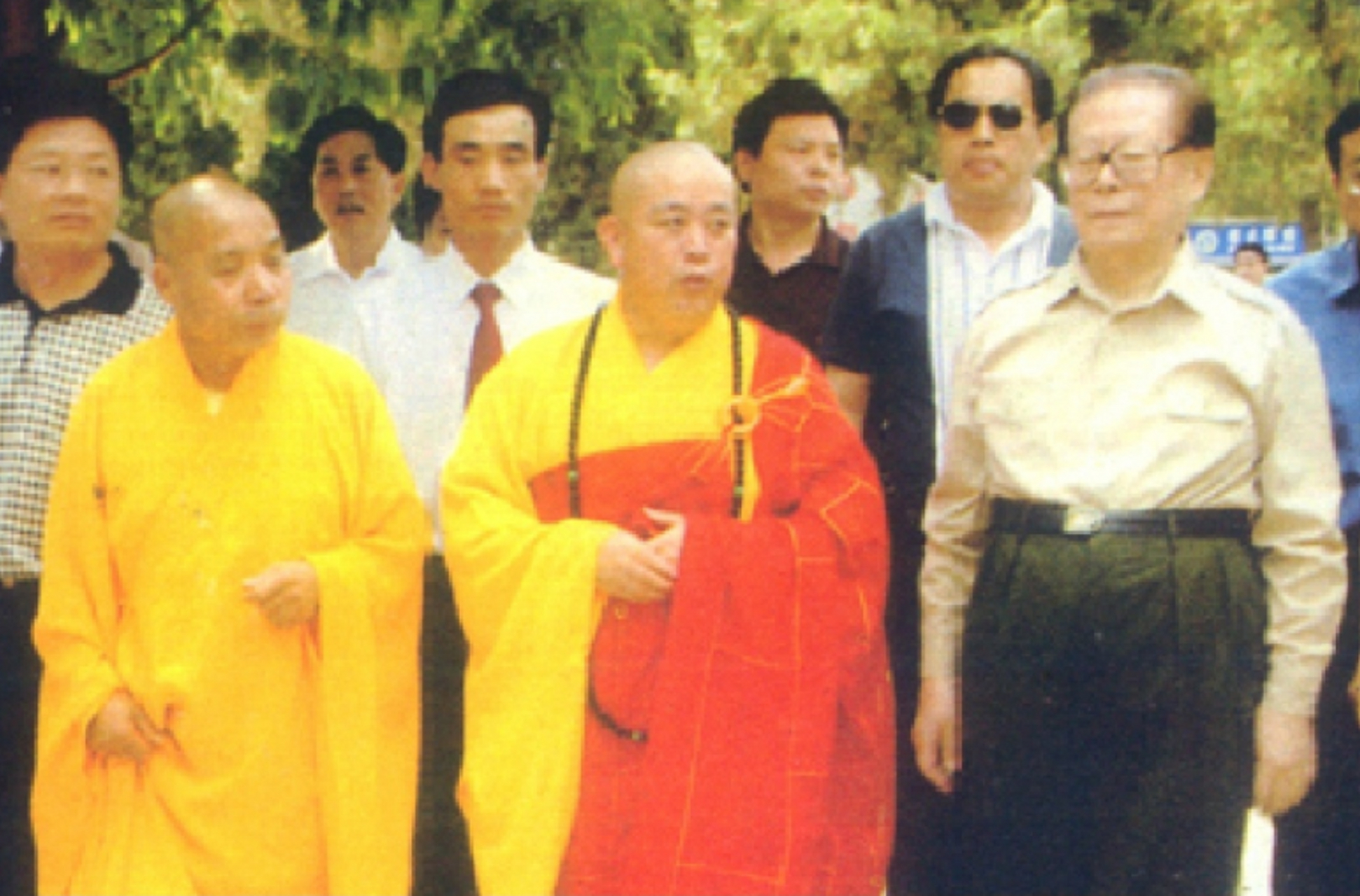 江同志老照片:来到郑州登封嵩山少林寺参观游览.