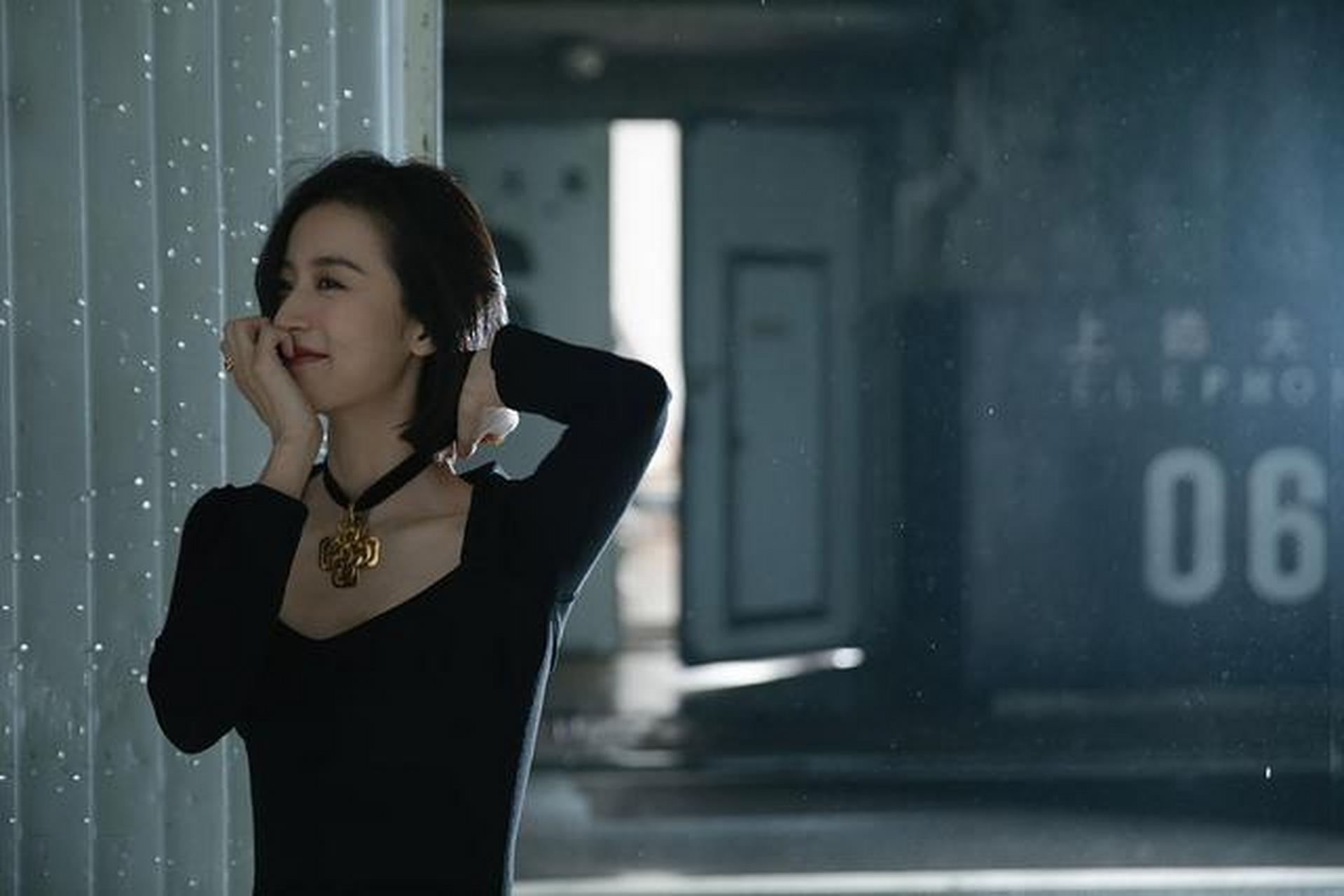 周雨彤复古连衣裙酷飒满分 搭金属质感项链个性抢眼