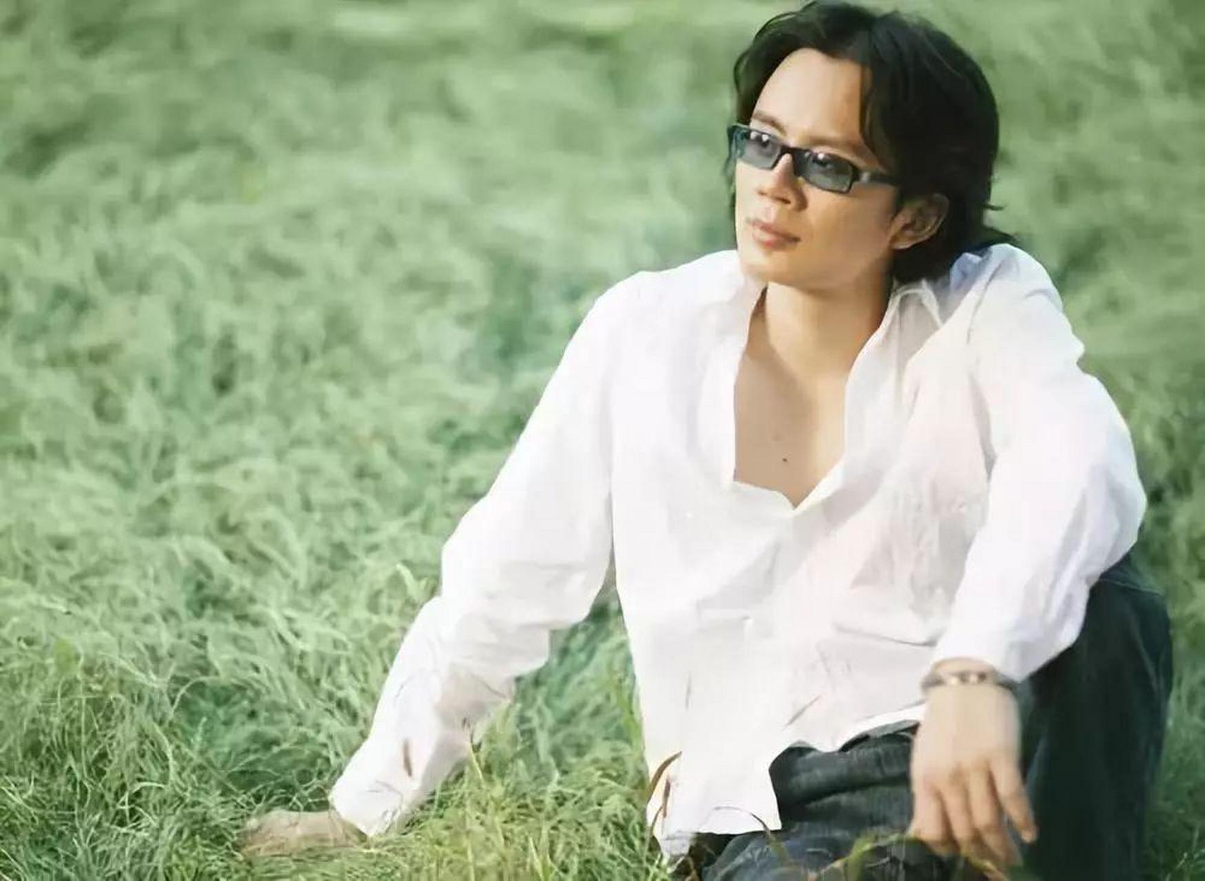 唐磊听到这里,也不禁悲从中来. 他想为朋友写一首歌,来纪念这个女孩.