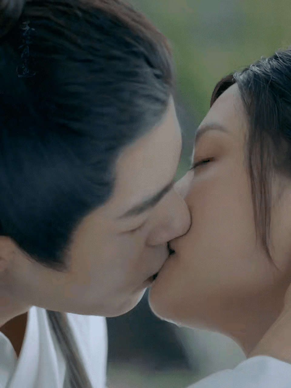 肖战和杨紫,任敏,李沁都拍过吻戏,虽然有点害羞,但都没有和白百何