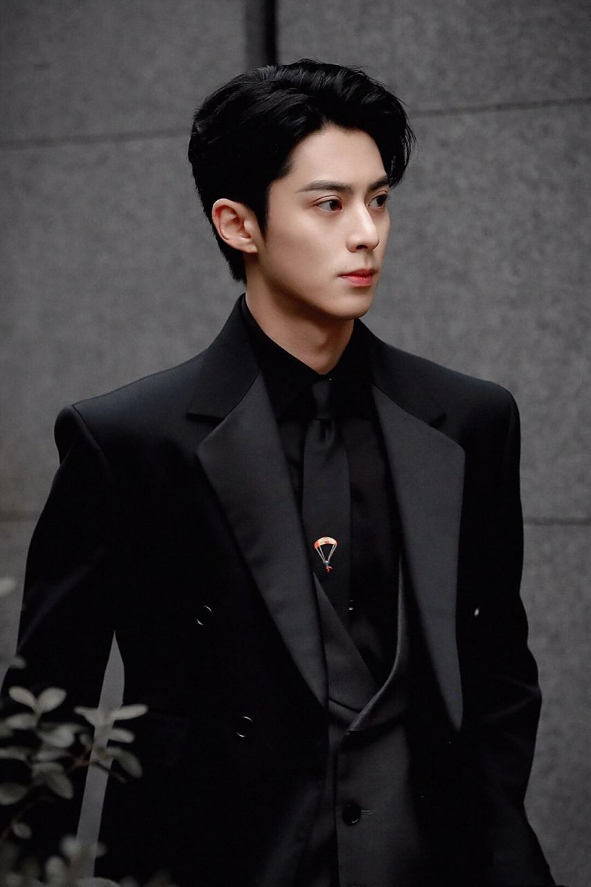 请将时宴的西装焊在王鹤棣身上适配度太高 近期,王鹤棣在剧中的"时家