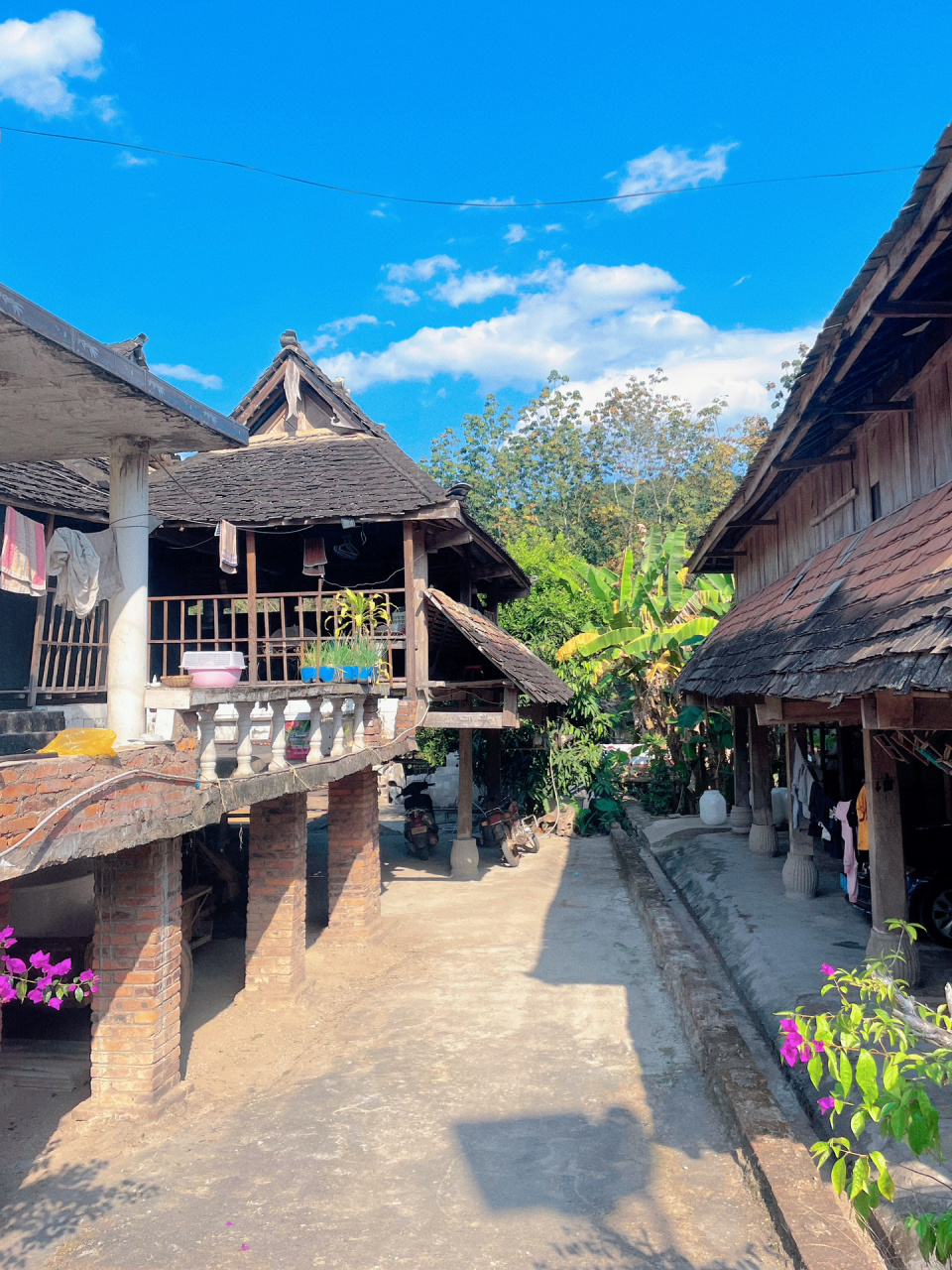 "曼掌村" 景区门票:免费,10元的停车场 出行指南:自行驾驶,租用,租用