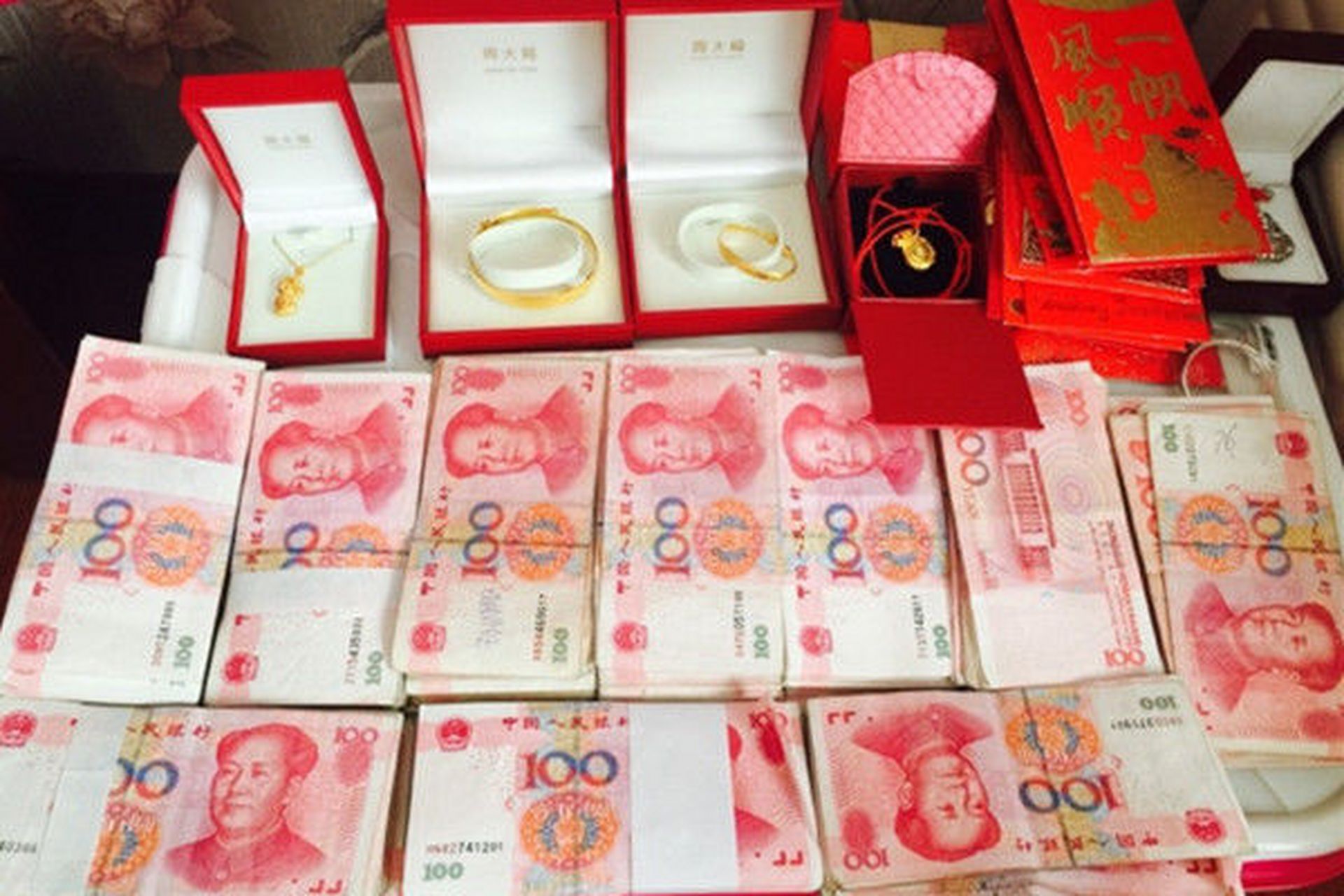 他们已经相恋了一年,想和她结婚.