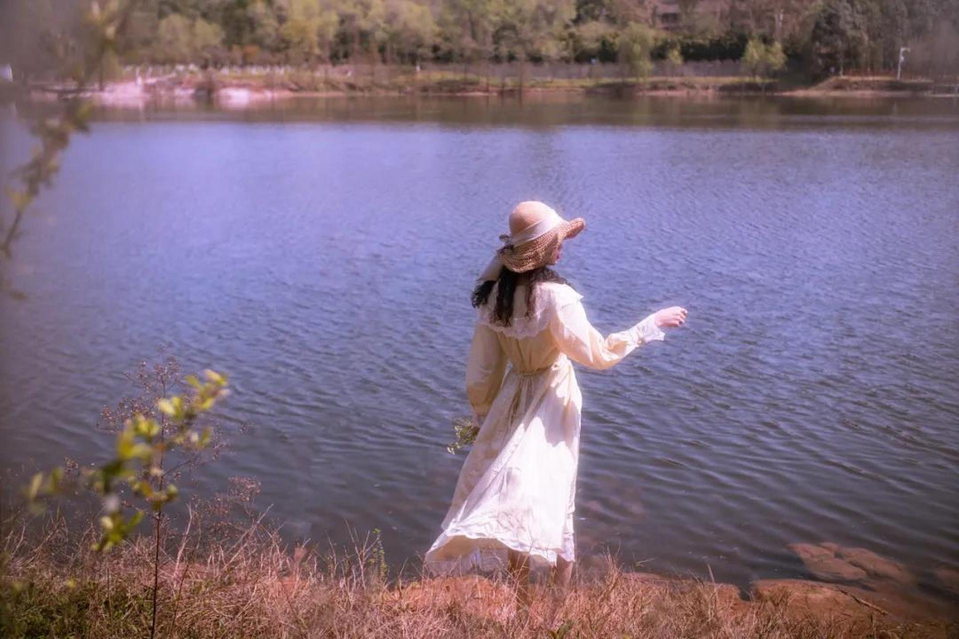 何亚娟在《在追求梦想的路上,我们都一样》中说过一段话: "现在觉得累