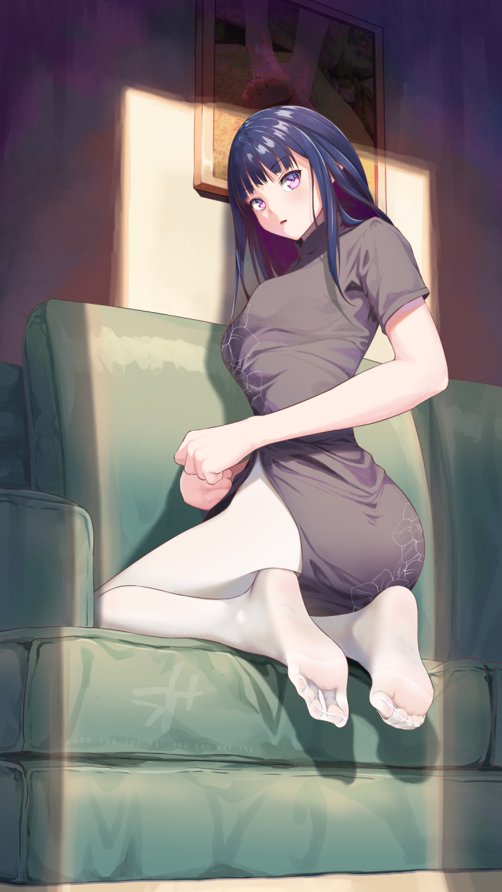 穿着灰色连衣裙跪坐在沙发上#二次元美图##创作灵感上热门
