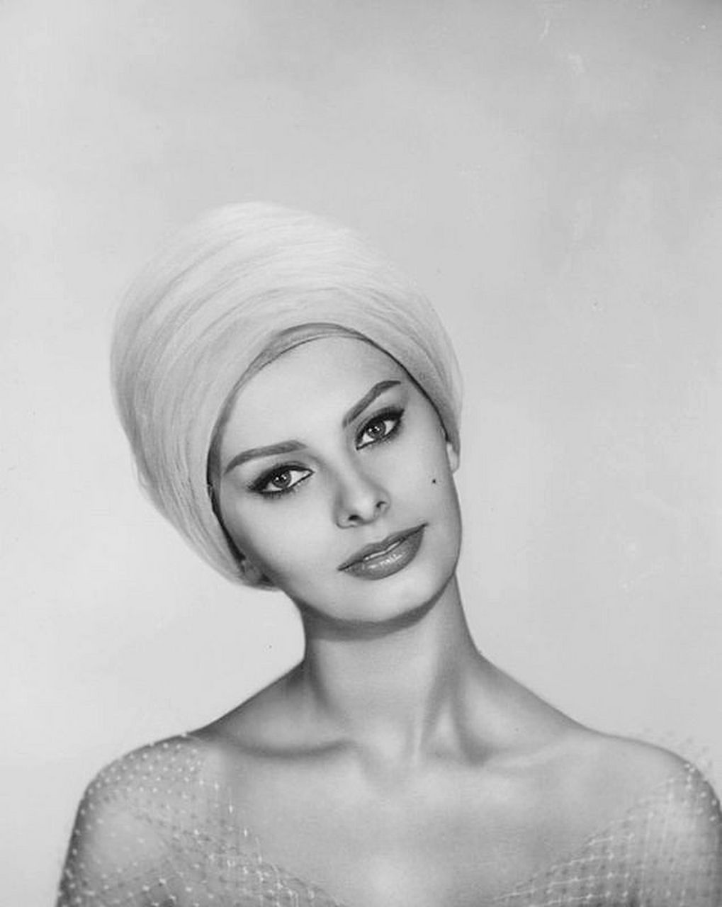 连"美人痣"都欺负没成名前的索菲亚罗兰