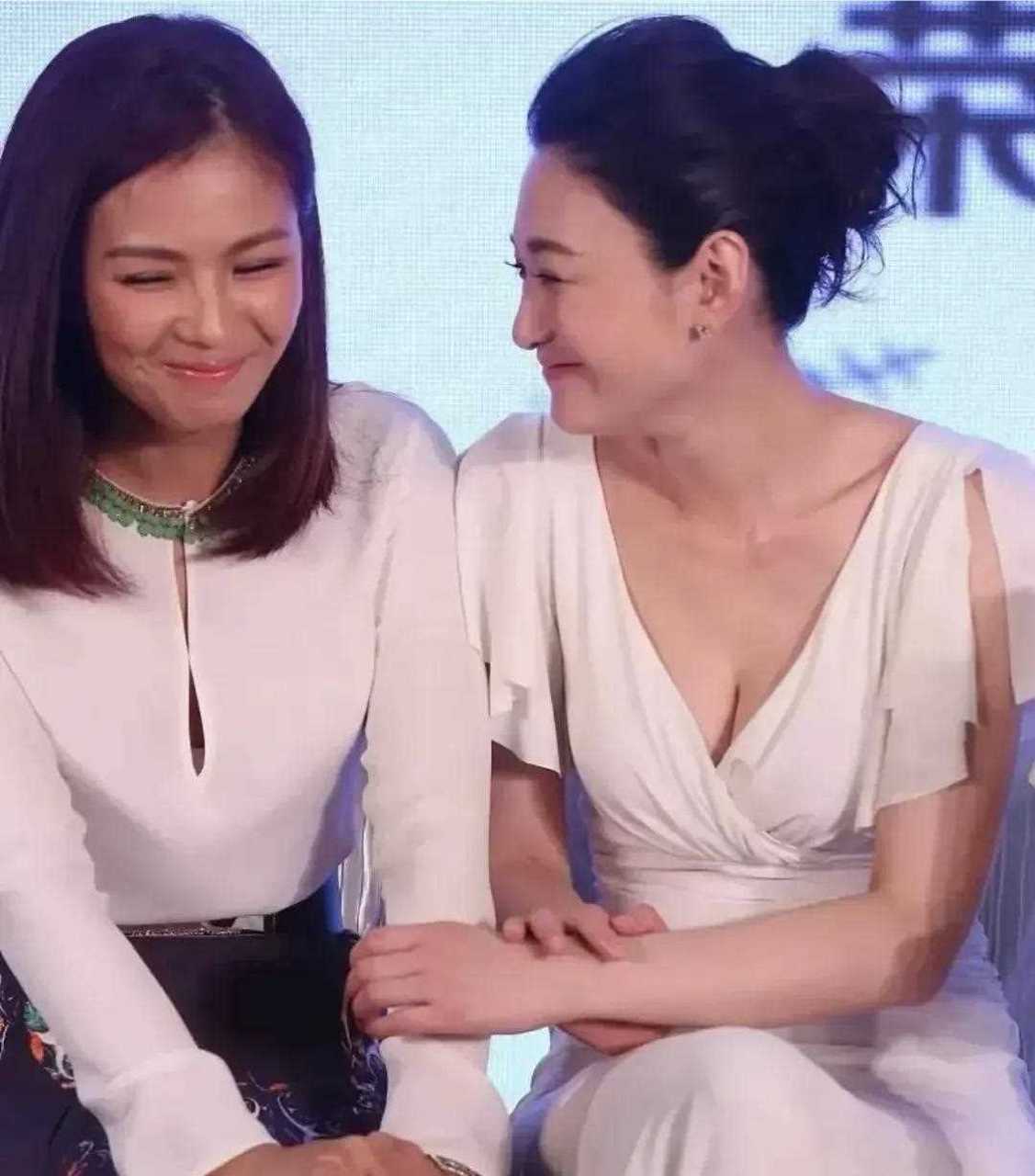 刘涛和李小冉同框竟然成功的艳压了李小冉,刘涛羞涩内敛的笑,真的太有