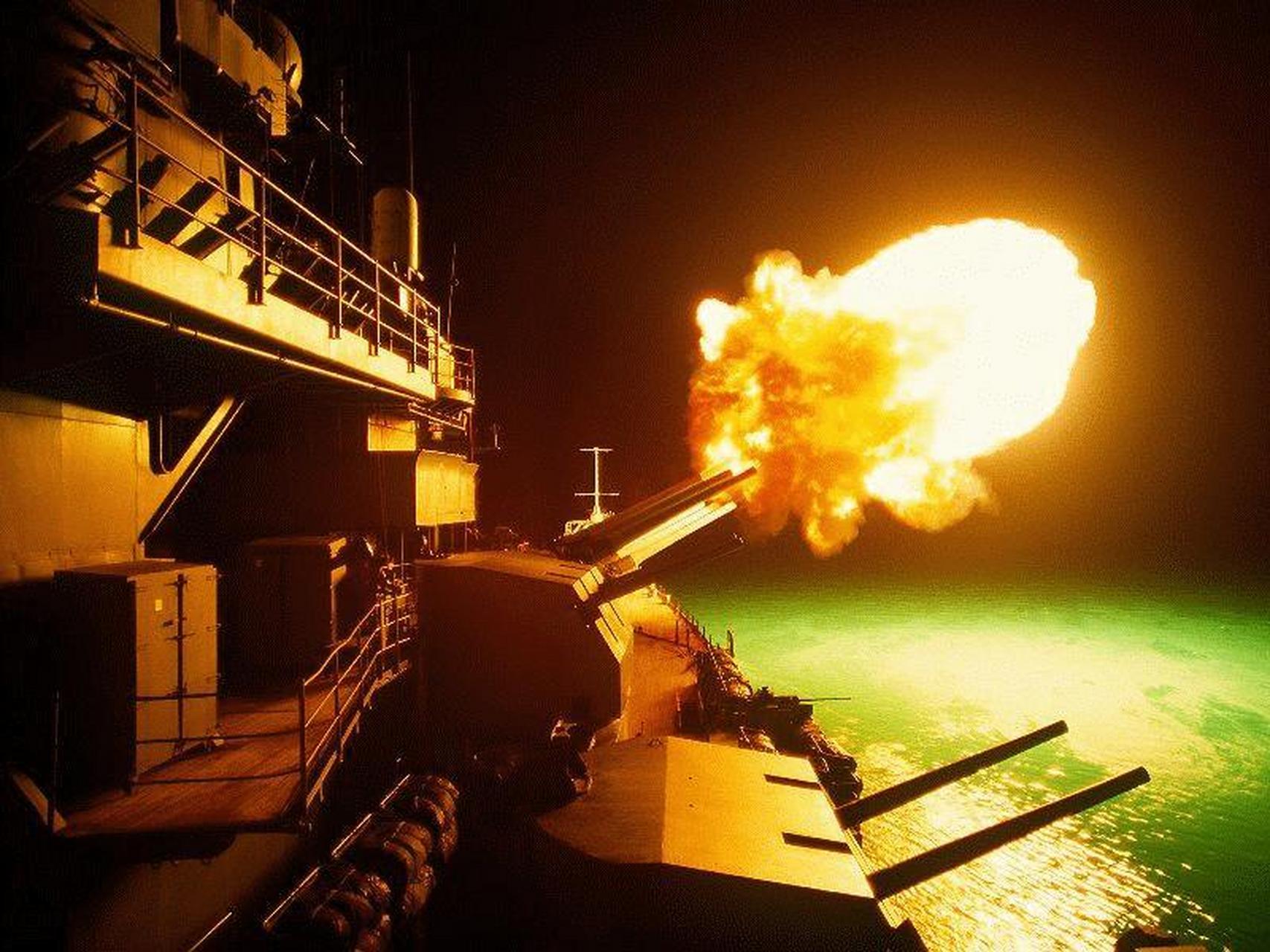 衣阿华bb-61号战列舰开火瞬间.