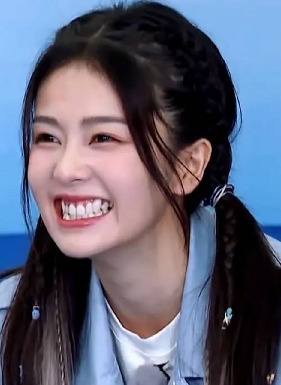 都说分不清白鹿和李一桐,白鹿和李一桐最大的区别就是:  一个用嘴笑