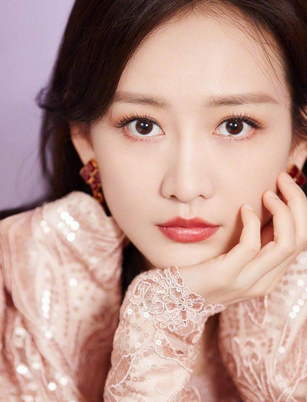 王鸥身穿深v礼服优雅大气,羊腿袖很是别致,太美了