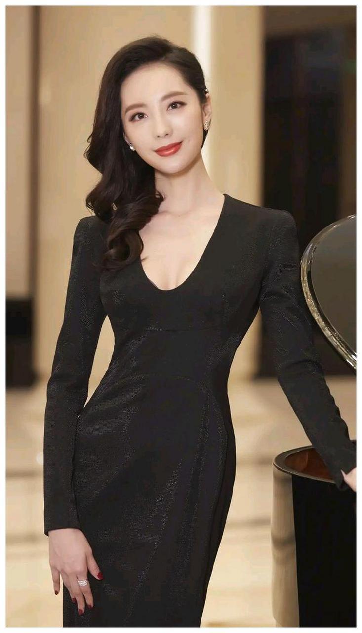 端庄典雅秀丽,气质如兰优雅知性陶珞依