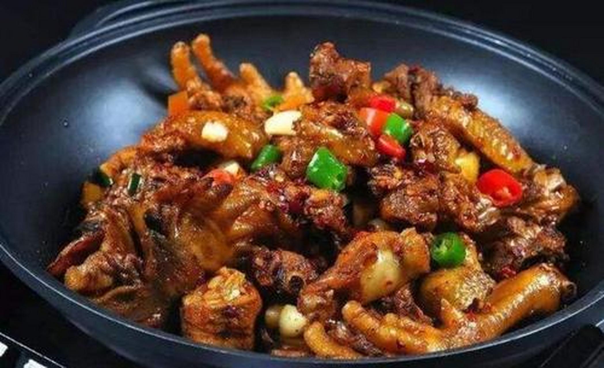 松滋鸡,又名杜婆鸡,松滋鸡火锅汤汁浓郁,肉感鲜嫩,爽滑,香韧,耐嚼,油