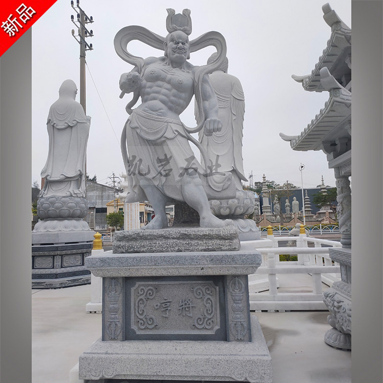 石雕哼哈二将是佛教的护法神,我们常常在佛教寺庙山门殿两边都能见到