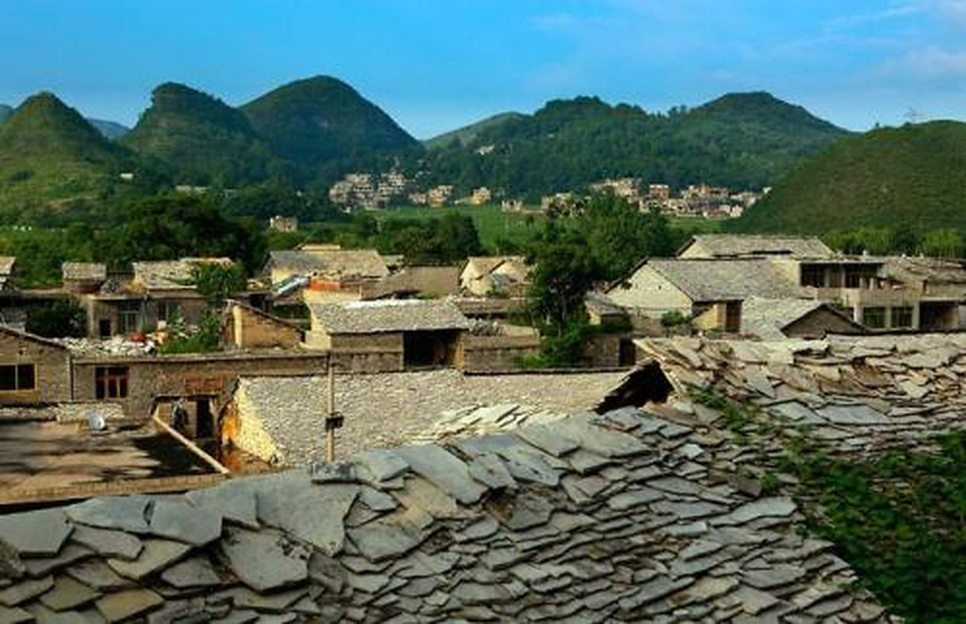 夏日生活图鉴# 镇宁石头寨:位于安顺镇宁县的扁担山,是个正宗的布依