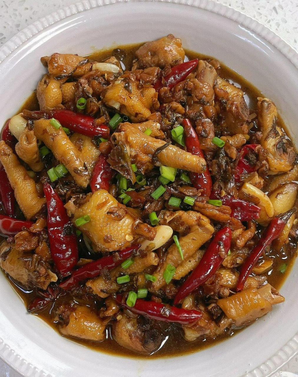 没想到炒鸡爪也会很下饭-外婆菜炒鸡爪做法: 1鸡爪剪去指甲宰小块洗净