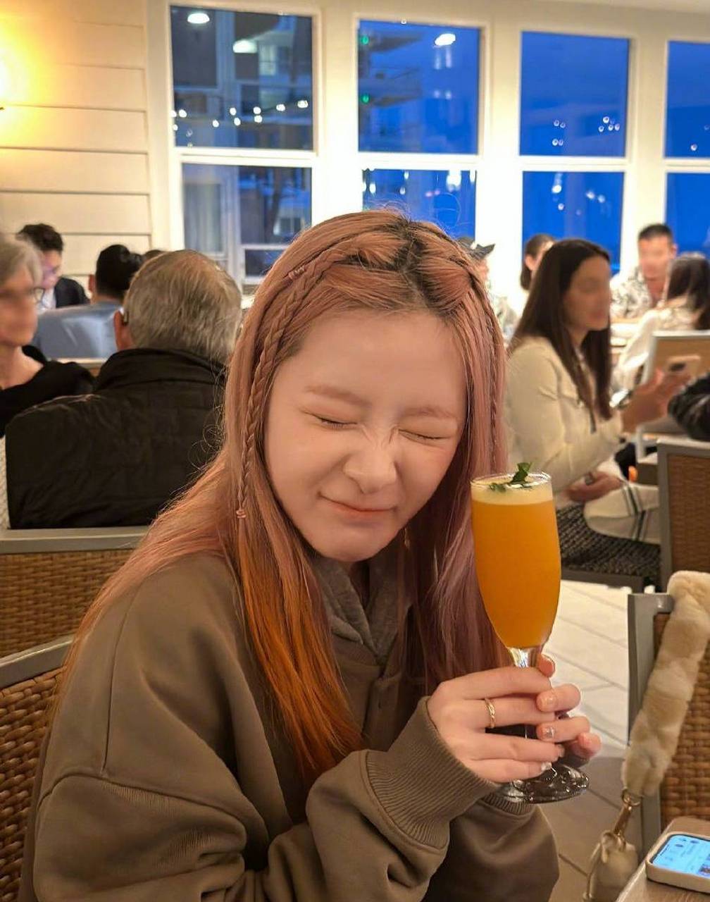 徐娇发博晒全a成绩单 配举杯自拍皱眉小表情可爱