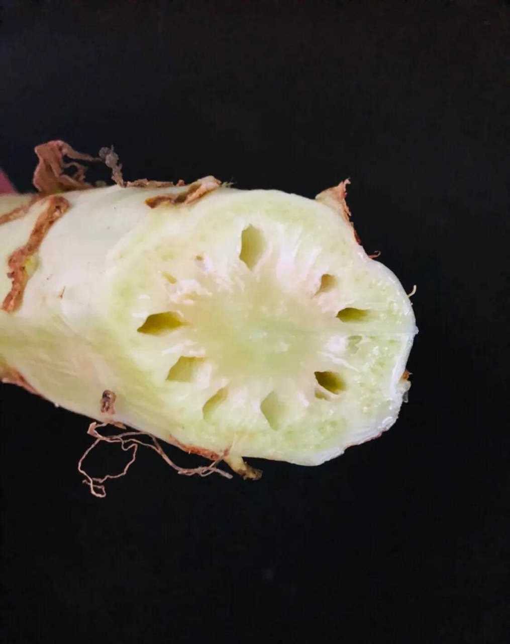 打算拌莴笋吃,去掉叶子后准备削皮,结果横切面是这样的,请问这种长着