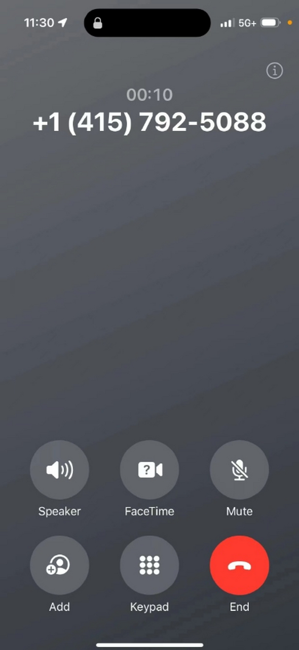 界面中的"结束通话"按钮转移了位置,从原本屏幕的正中间转移到了右下