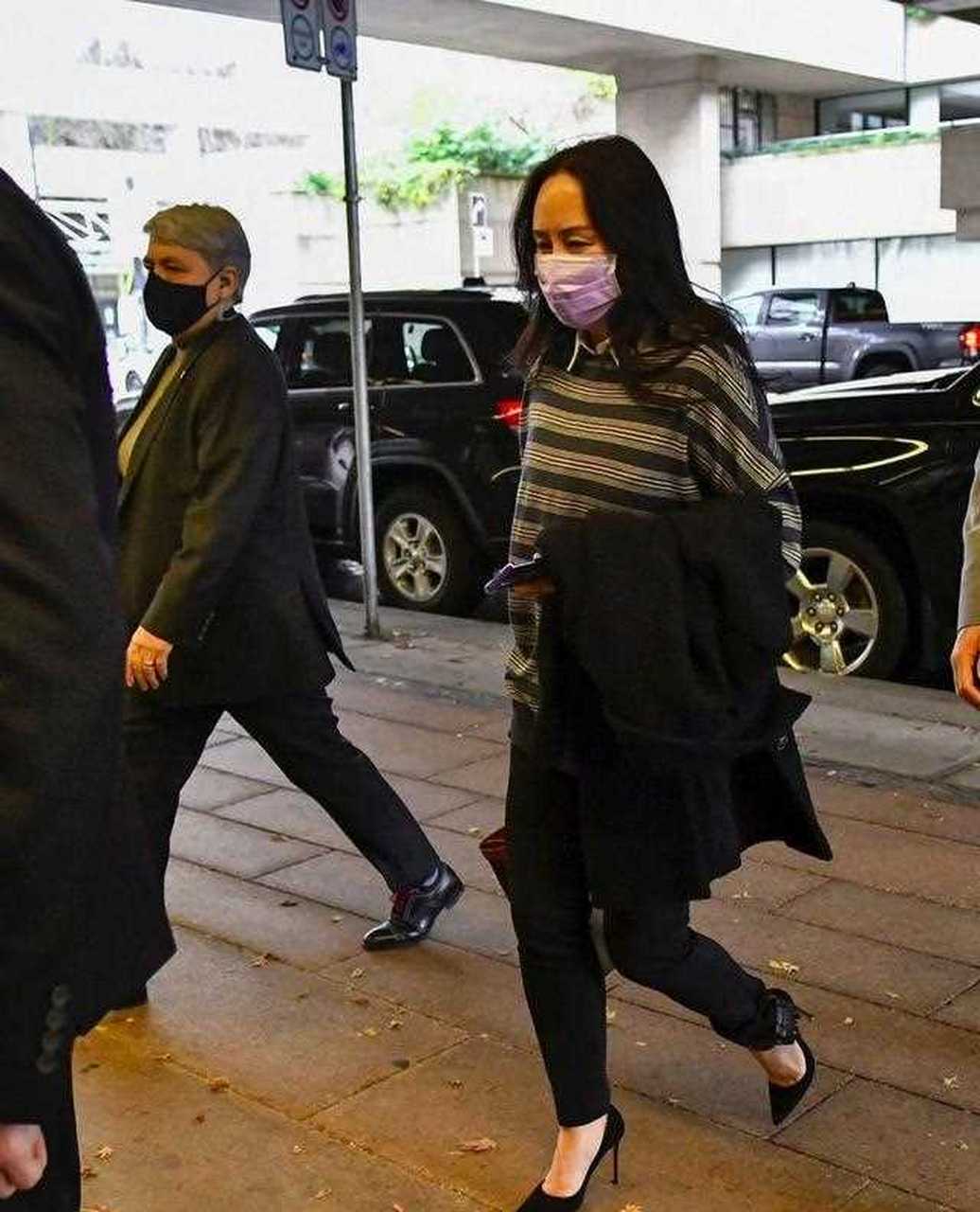孟晚舟一件衣服3种搭配,细节展现品位 孟晚舟近期出庭又穿了这款条纹