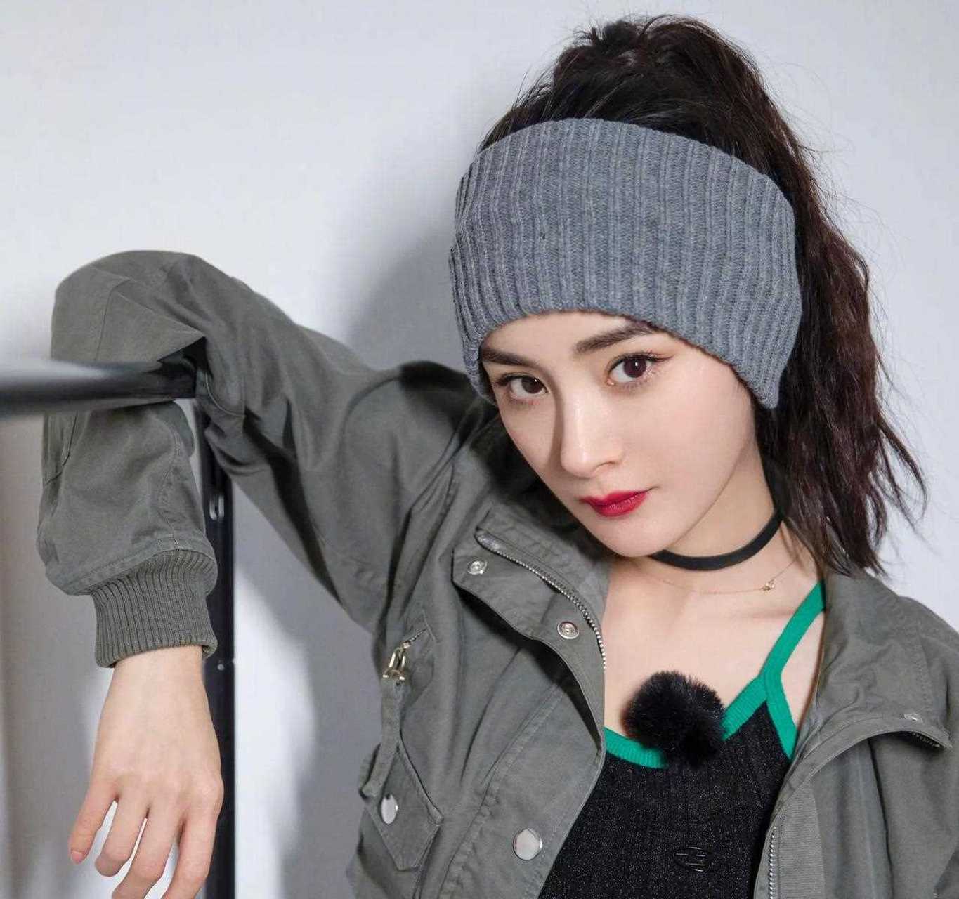 杨幂最近参加《战至巅峰》戴的这种运动风的宽边发带,是女明星私服