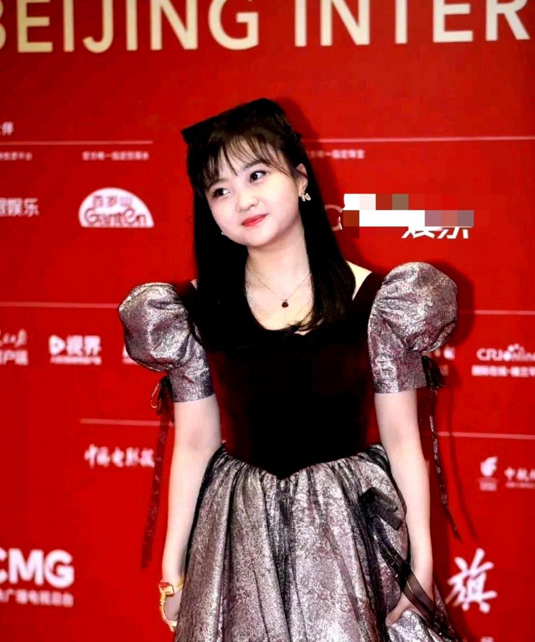 林妙可年纪虽小,但思维成熟,身材略微丰满,身高较为矮小.