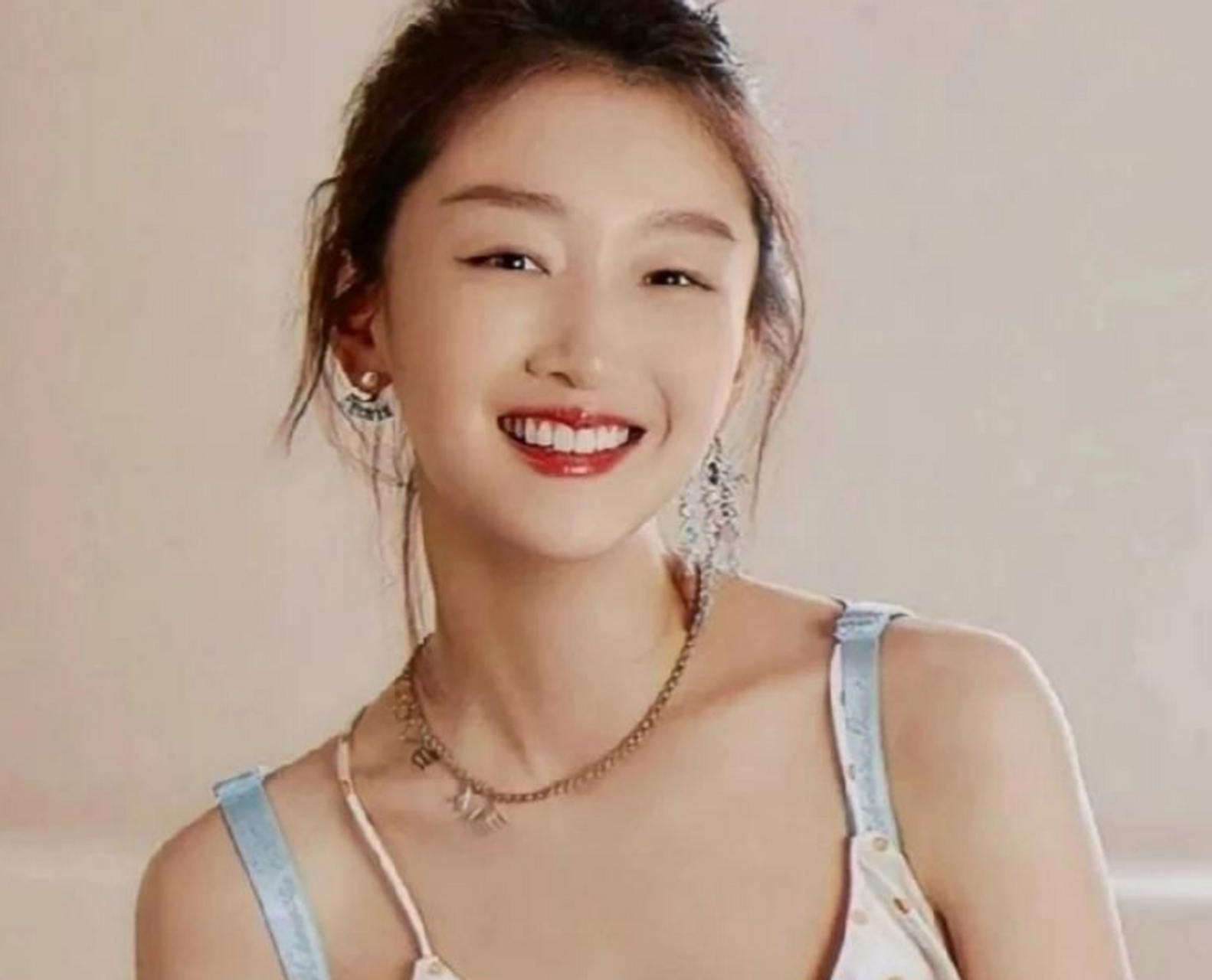 刚出道时的周冬雨一脸清纯毫无野心,令人怀念