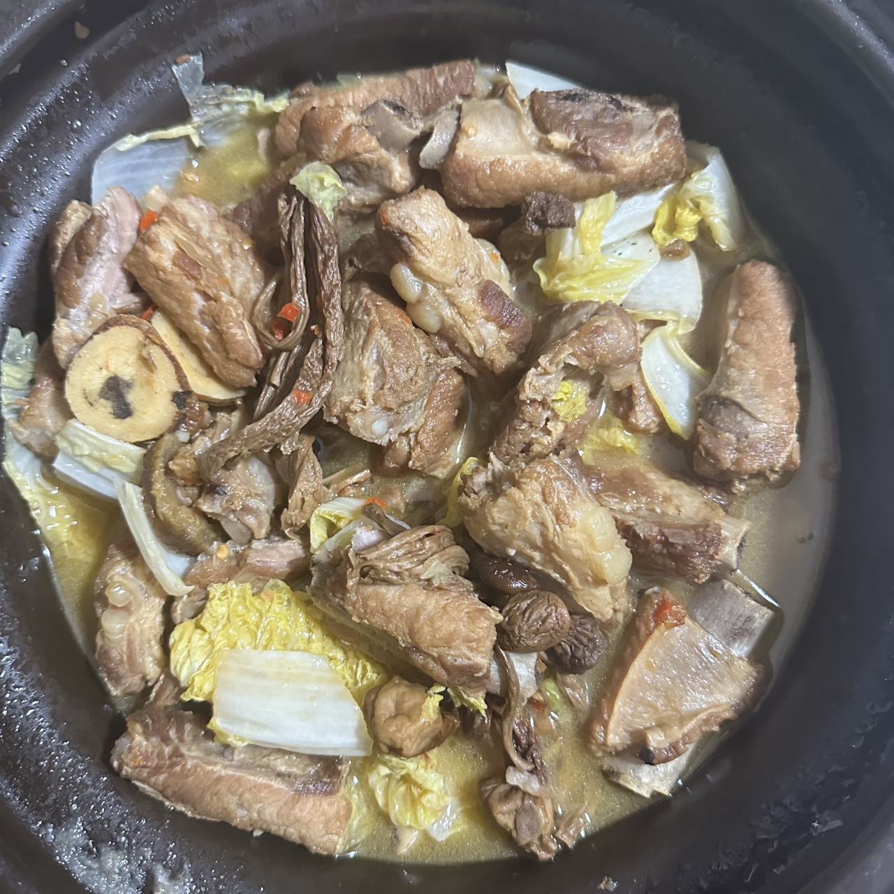 砂锅排骨,深夜放毒.#美食# #我的美食分享# #炖排骨# @老朴美食