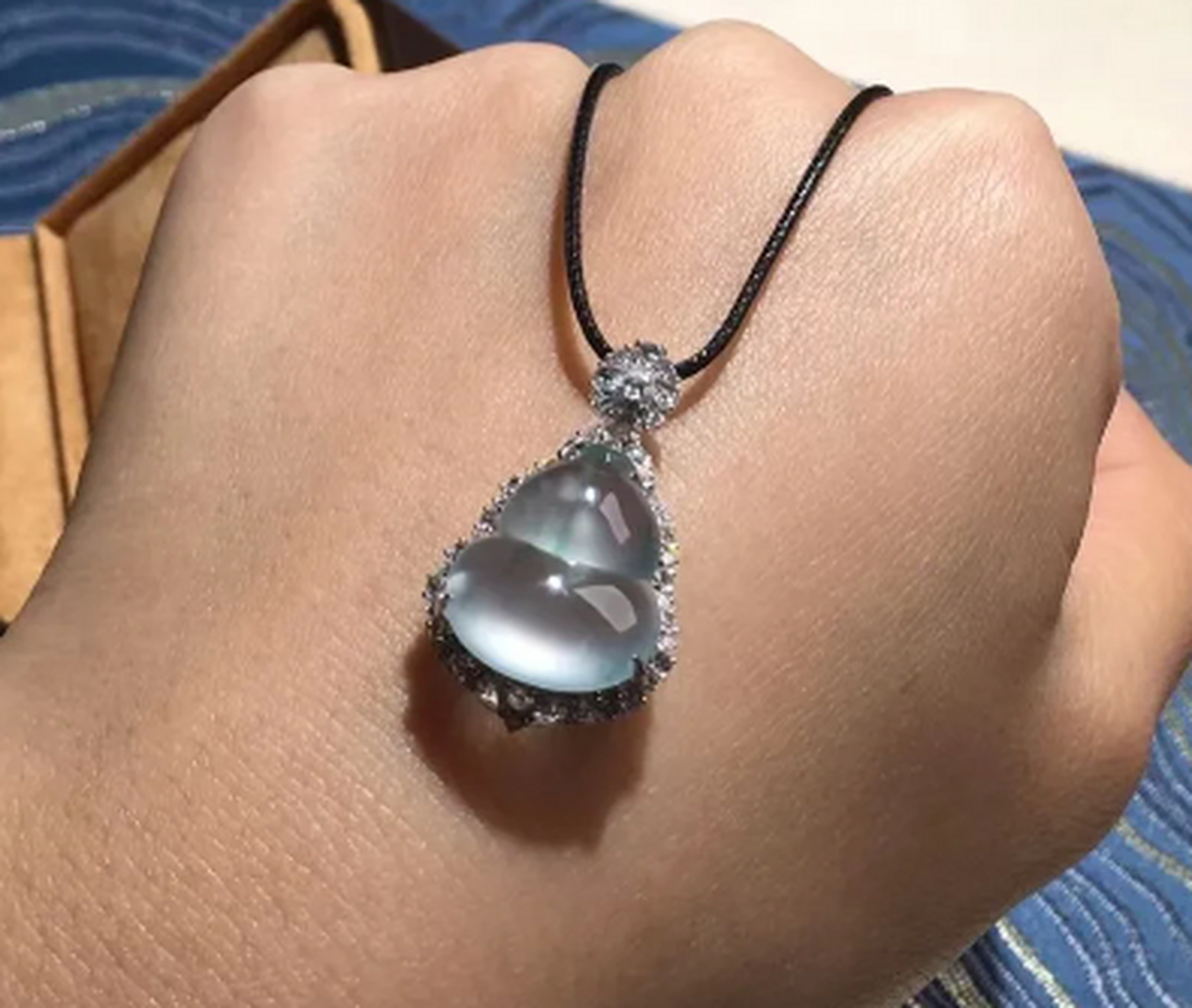 点击头像看直播##翡翠#高冰种翡翠葫芦吊坠,硬朗如钢的质地,不失稳篌