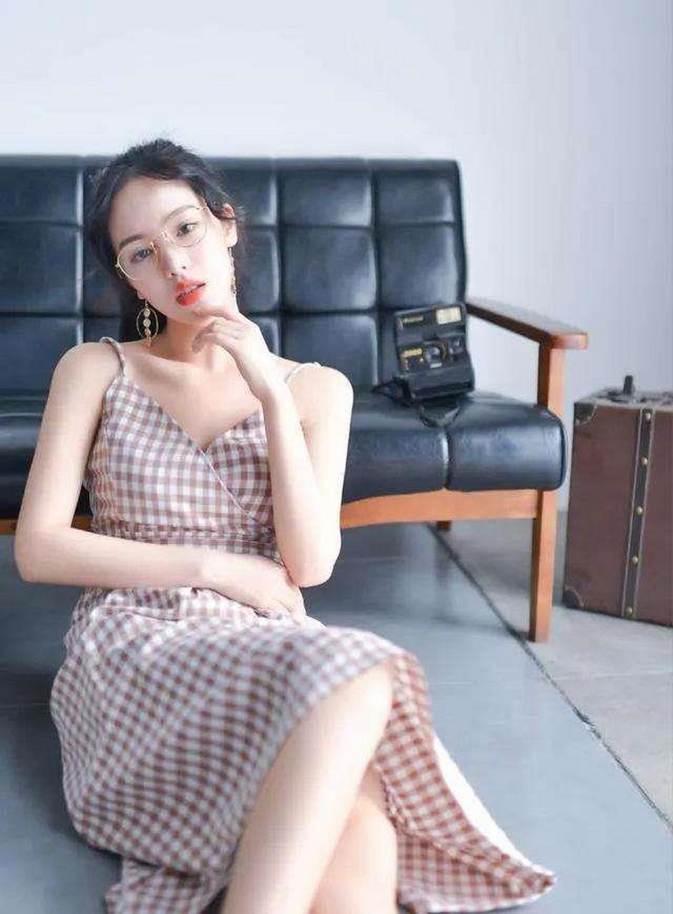 熊玉婷时尚穿搭俏皮灵巧 网友们觉得她颜值如何可评论关注转发分享