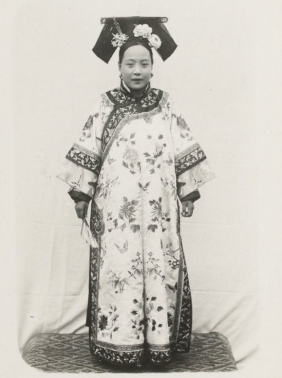 1900年代,清朝有钱贵妇官家小姐照,你们觉得怎样,人物穿着和造型打扮