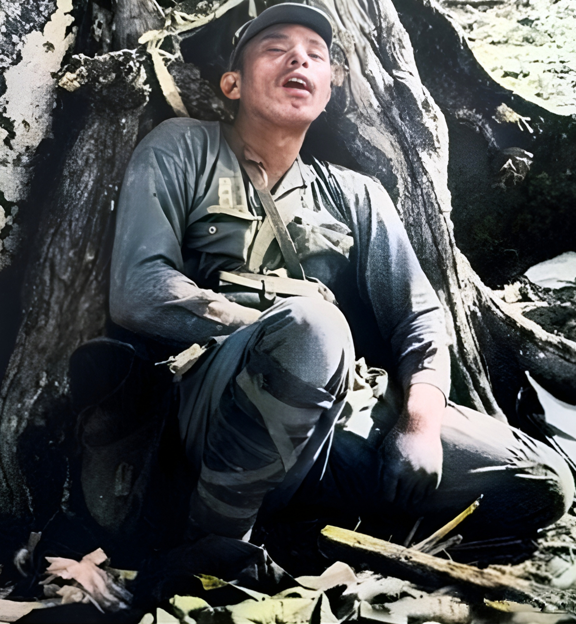 1944年,塞班岛血战之后,一名日本兵在树林中被射杀.