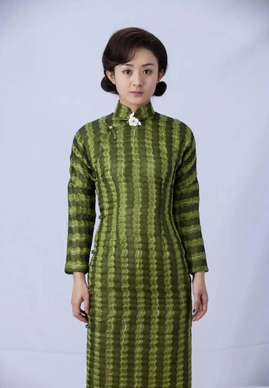 " 赵丽颖撅着嘴回答道:"我本来一个好好的青春美少女,导演硬要我演一