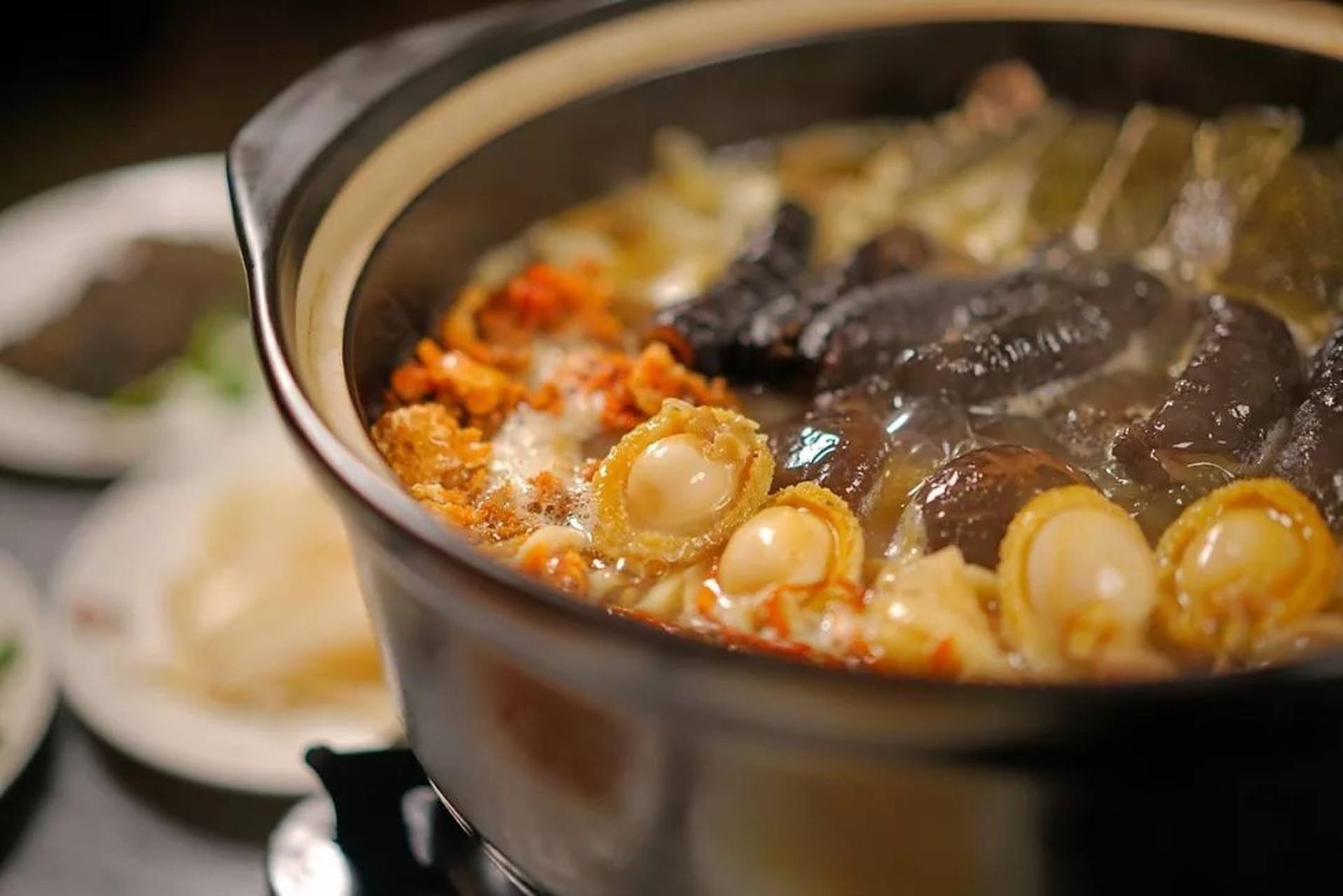 佛跳墙可以说不仅是最出名的福建美食,也是最出名的中国美食之一.