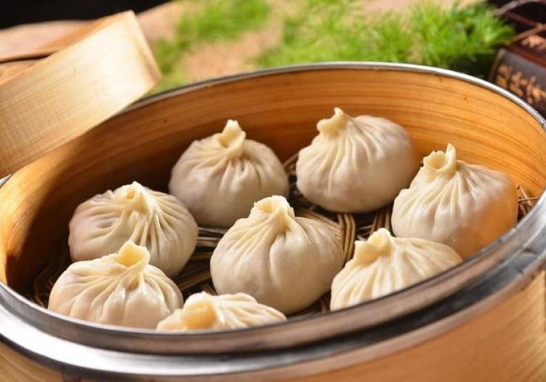 佳家汤包,个人觉得这是上海本地最好吃的汤包,现点现蒸,皮薄料足,汤汁