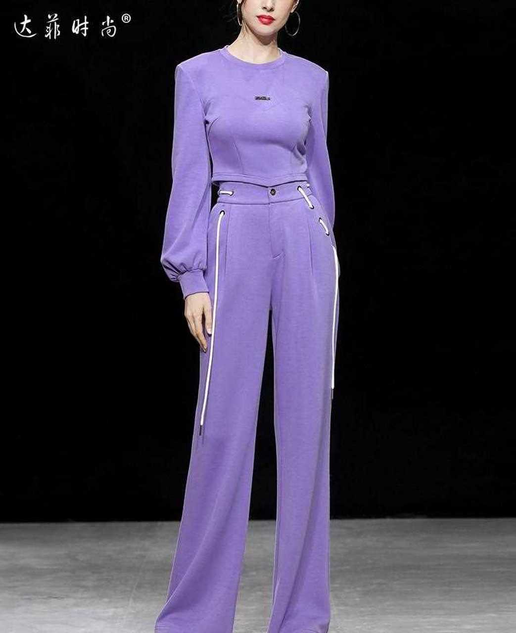 宽肩设计,修饰肩型[啊] 前胸分割设计,凸显胸型 紫色  圆领宽肩修身短