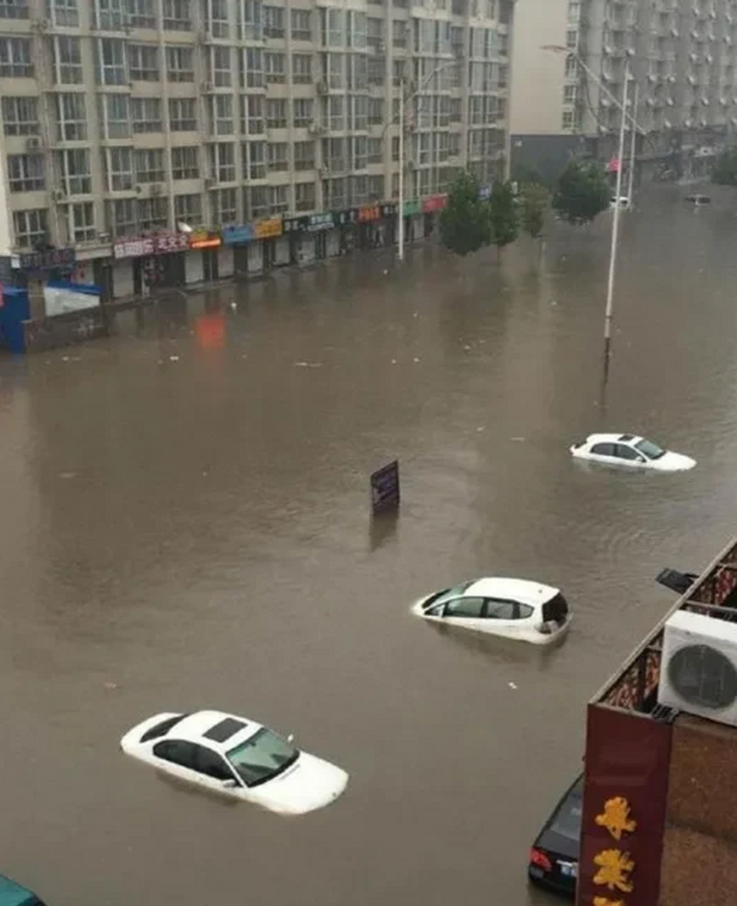 7月31日下午至晚,涿州出现大雨天气,平均日降雨量为279.