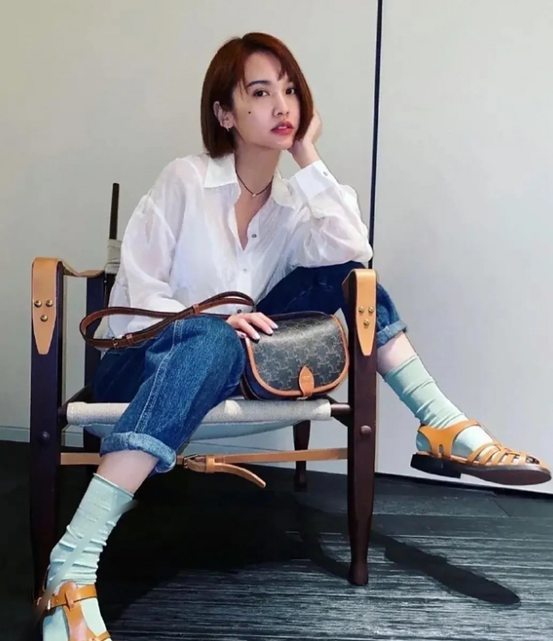 李荣浩老婆杨丞琳,白衬衫配牛仔裤,嫩得像个大学生