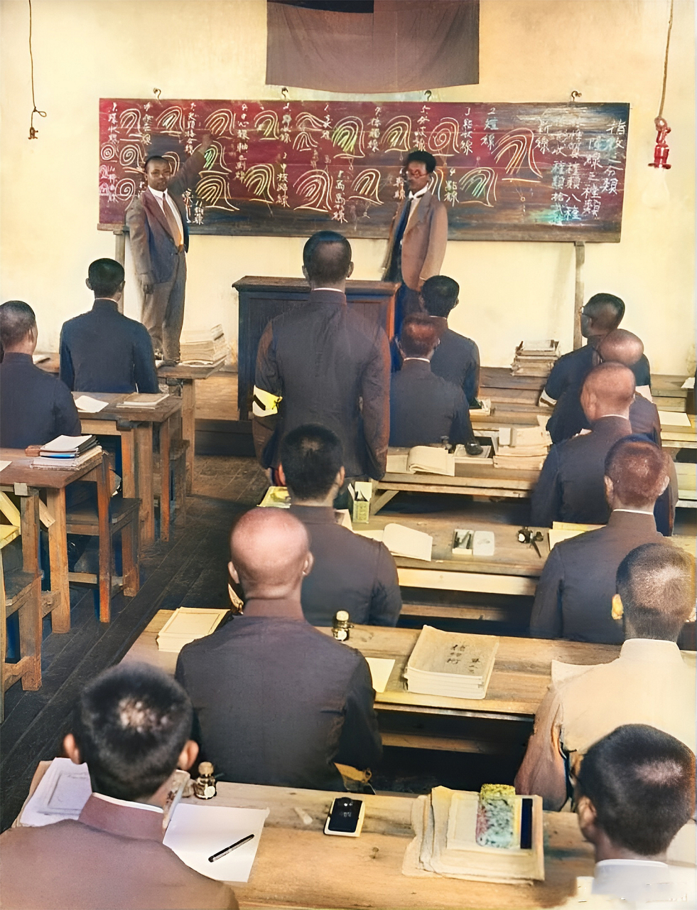 1930年代,在伪满洲国初期,日本人急需大量的伪警察维持秩序.